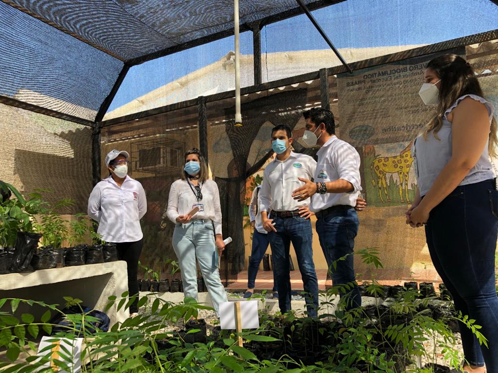 Personas reunidos en el vivero bioclimatico de pueblo viejo con la presencia de la Subdirectora nacional de educación ambiental